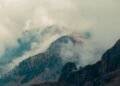 Paisaje de montañas en el altiplano guatemalteco de Totonicapán, región donde jóvenes k'iche' interpretan el clima.