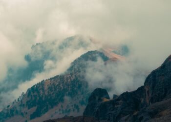 Paisaje de montañas en el altiplano guatemalteco de Totonicapán, región donde jóvenes k'iche' interpretan el clima.