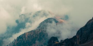 Paisaje de montañas en el altiplano guatemalteco de Totonicapán, región donde jóvenes k'iche' interpretan el clima.