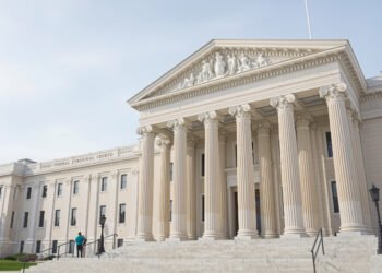 Fachada de un tribunal federal en Estados Unidos, escenario de litigios climáticos contra empresas de combustibles fósiles.