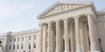 Fachada de un tribunal federal en Estados Unidos, escenario de litigios climáticos contra empresas de combustibles fósiles.