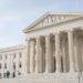 Fachada de un tribunal federal en Estados Unidos, escenario de litigios climáticos contra empresas de combustibles fósiles.