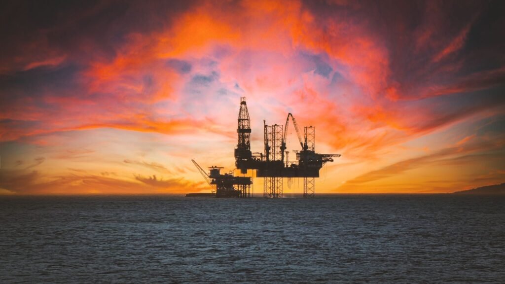 Plataforma petrolera offshore en el océano Atlántico Sur, región de las Islas Malvinas.