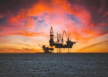 Plataforma petrolera offshore en el océano Atlántico Sur, región de las Islas Malvinas.