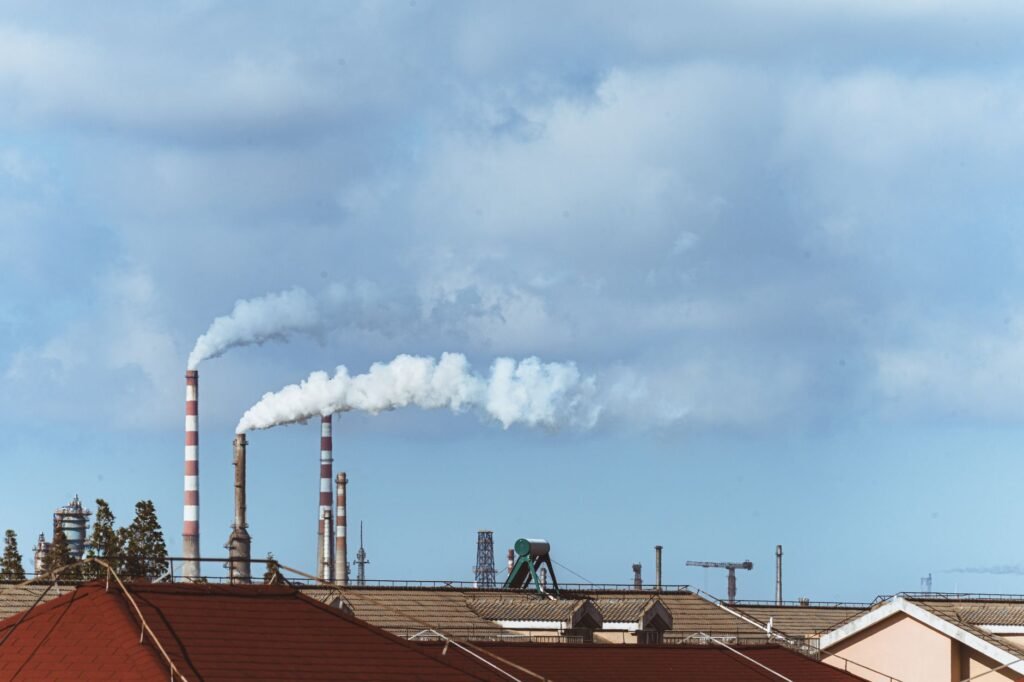 Chimeneas industriales emitiendo humo en una planta química, representando la contaminación del aire regulada por las nuevas