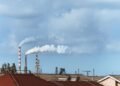 Chimeneas industriales emitiendo humo en una planta química, representando la contaminación del aire regulada por las nuevas