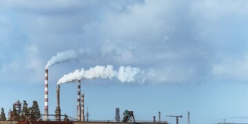 Chimeneas industriales emitiendo humo en una planta química, representando la contaminación del aire regulada por las nuevas