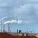 Chimeneas industriales emitiendo humo en una planta química, representando la contaminación del aire regulada por las nuevas