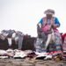 Mujer indígena en trabajo agrícola tradicional en terreno montañoso, representando las lideresas indígenas frente al cambio c