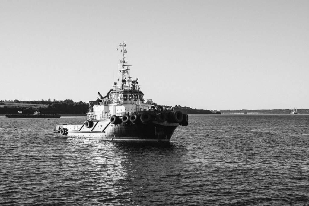 Barco pesquero industrial navegando en aguas abiertas del océano.