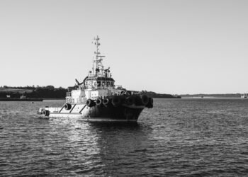 Barco pesquero industrial navegando en aguas abiertas del océano.