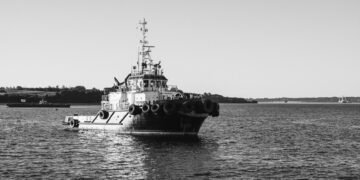 Barco pesquero industrial navegando en aguas abiertas del océano.