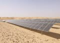 Paneles solares fotovoltaicos instalados en zona desértica de Arabia Saudí, el mayor sistema renovable aislado del mundo.