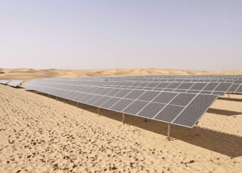 Paneles solares fotovoltaicos instalados en zona desértica de Arabia Saudí, el mayor sistema renovable aislado del mundo.