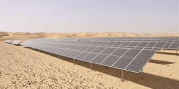 Paneles solares fotovoltaicos instalados en zona desértica de Arabia Saudí, el mayor sistema renovable aislado del mundo.