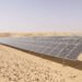 Paneles solares fotovoltaicos instalados en zona desértica de Arabia Saudí, el mayor sistema renovable aislado del mundo.
