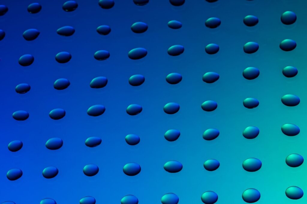 Gotas de agua y aceite sobre superficie que representa la tecnología de separación desarrollada en China.