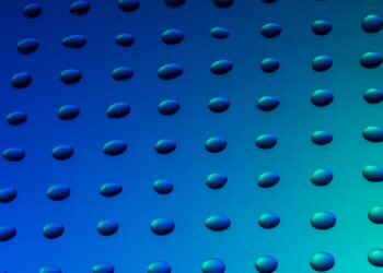Gotas de agua y aceite sobre superficie que representa la tecnología de separación desarrollada en China.