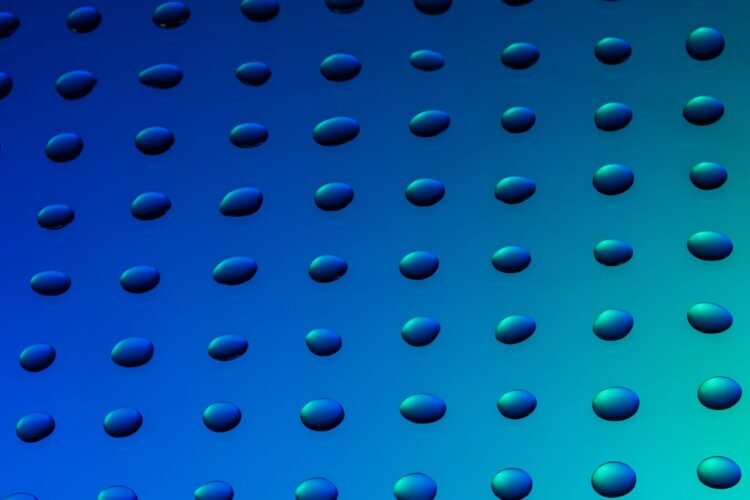 Gotas de agua y aceite sobre superficie que representa la tecnología de separación desarrollada en China.