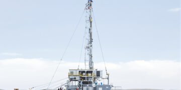 Plataforma de perforación sobre formación geológica, representando la exploración de hidrógeno subterráneo en Michigan.
