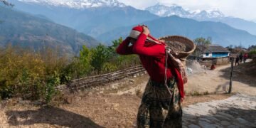 Mujer agricultora trabajando en terrazas de cultivo en las montañas de Nepal.