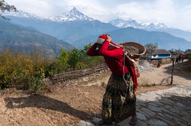 Mujer agricultora trabajando en terrazas de cultivo en las montañas de Nepal.