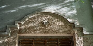 Tierra agrietada por sequía extrema bajo cielo despejado, símbolo del calor extremo global.