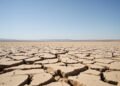 Tierra agrietada por sequía extrema, consecuencia del calentamiento global que la ONU admite supera el límite de 1,5 grados.