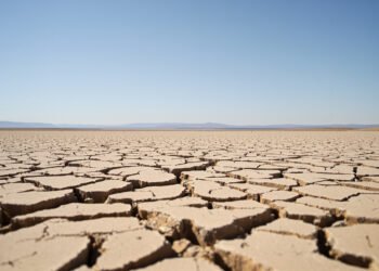 Tierra agrietada por sequía extrema, consecuencia del calentamiento global que la ONU admite supera el límite de 1,5 grados.
