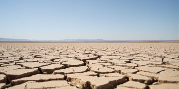 Tierra agrietada por sequía extrema, consecuencia del calentamiento global que la ONU admite supera el límite de 1,5 grados.