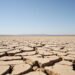 Tierra agrietada por sequía extrema, consecuencia del calentamiento global que la ONU admite supera el límite de 1,5 grados.