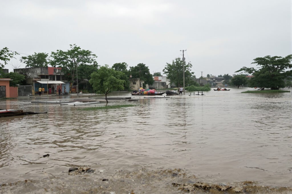 Paisaje de inundación monzónica en Pakistán, contexto de la adopción de tecnología china de predicción climática.