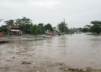 Paisaje de inundación monzónica en Pakistán, contexto de la adopción de tecnología china de predicción climática.