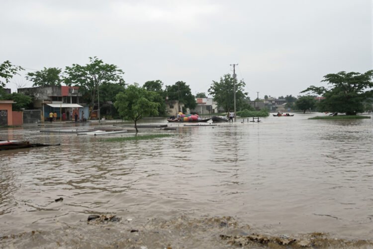 Paisaje de inundación monzónica en Pakistán, contexto de la adopción de tecnología china de predicción climática.