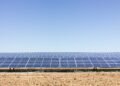Campo de paneles solares fotovoltaicos bajo cielo despejado en Argentina.