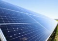 Paneles solares instalados en campo abierto bajo cielo despejado en zona rural de Córdoba.