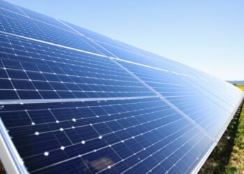 Paneles solares instalados en campo abierto bajo cielo despejado en zona rural de Córdoba.