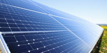Paneles solares instalados en campo abierto bajo cielo despejado en zona rural de Córdoba.