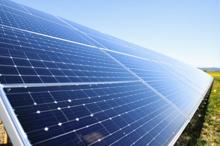 Paneles solares instalados en campo abierto bajo cielo despejado en zona rural de Córdoba.