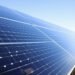 Paneles solares instalados en campo abierto bajo cielo despejado en zona rural de Córdoba.