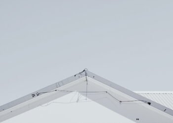 Tejado blanco bajo intensa radiación solar, ejemplo de superficie tratada con pintura reflectante que enfría sin electricidad