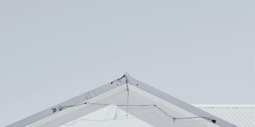 Tejado blanco bajo intensa radiación solar, ejemplo de superficie tratada con pintura reflectante que enfría sin electricidad