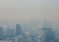 Vista del horizonte de Beijing con contaminación atmosférica, símbolo de los desafíos climáticos de China.