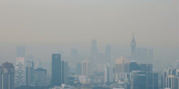 Vista del horizonte de Beijing con contaminación atmosférica, símbolo de los desafíos climáticos de China.