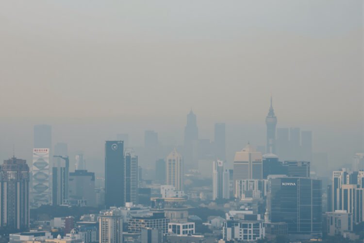 Vista del horizonte de Beijing con contaminación atmosférica, símbolo de los desafíos climáticos de China.