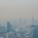 Vista del horizonte de Beijing con contaminación atmosférica, símbolo de los desafíos climáticos de China.