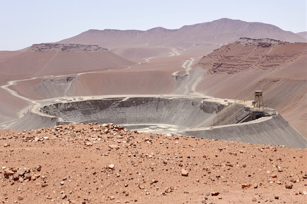 Paisaje alto-andino en Perú con operaciones mineras a cielo abierto, región de Apurímac.