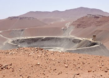 Paisaje alto-andino en Perú con operaciones mineras a cielo abierto, región de Apurímac.
