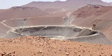 Paisaje alto-andino en Perú con operaciones mineras a cielo abierto, región de Apurímac.