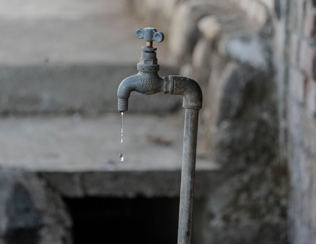 Canilla de agua corriente en Buenos Aires, símbolo del servicio de AySA que el Gobierno argentino busca privatizar.